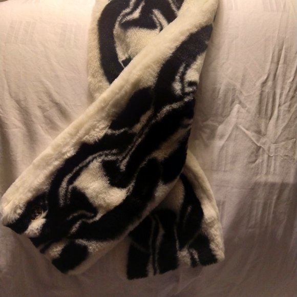 Calvin Klein Faux Fur Scarf *NWT* - Picture 3 of 8